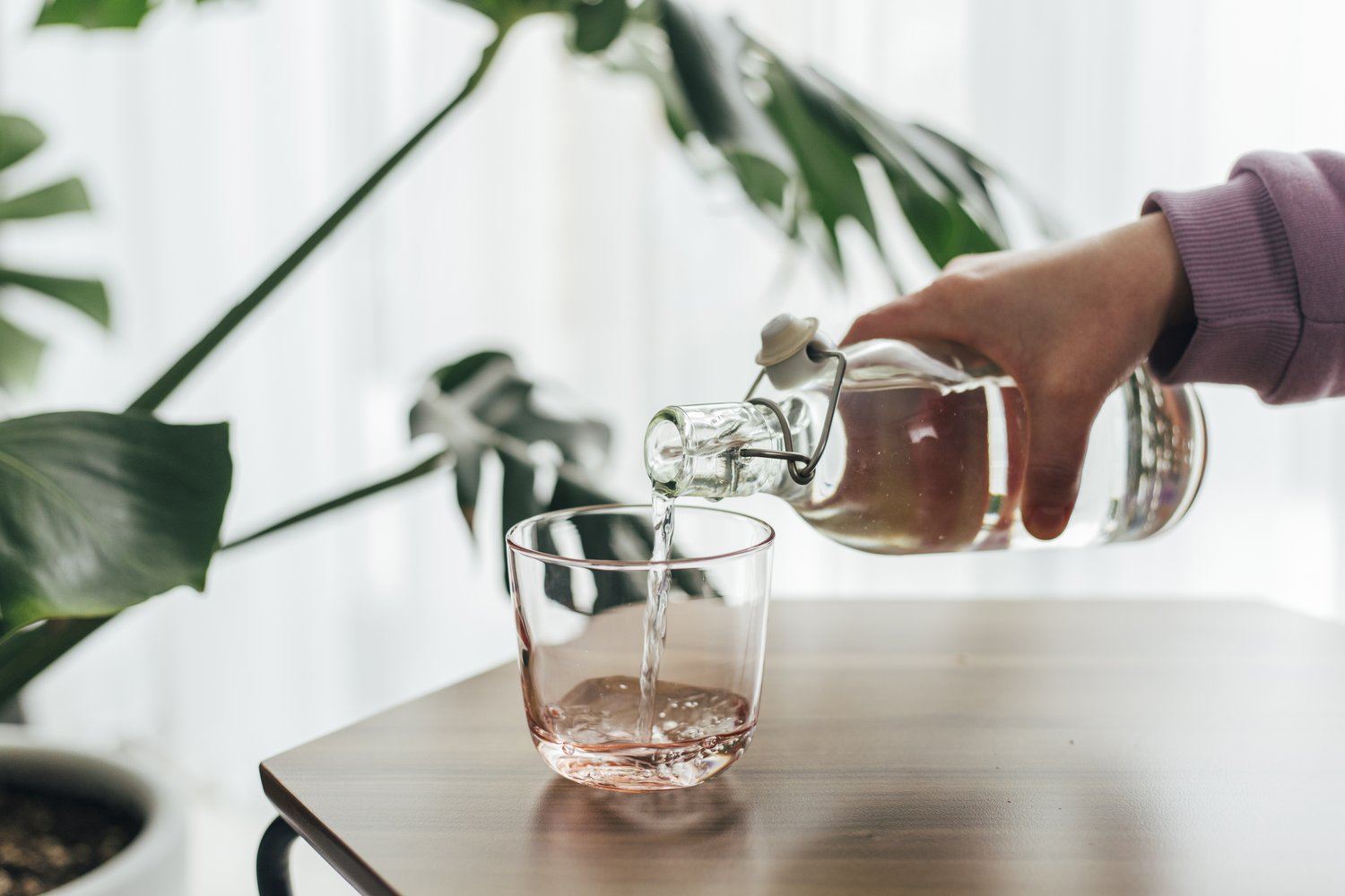 Wasserglas mit Trinkwasser auf einem Tisch